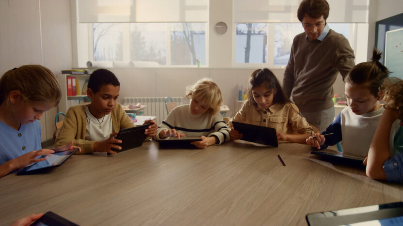 Kids coding on the tablet